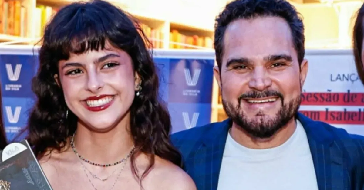 Ao lado da família, Isabella celebra noite de autógrafos de seu primeiro livro, “Menifesi”, em São Paulo.