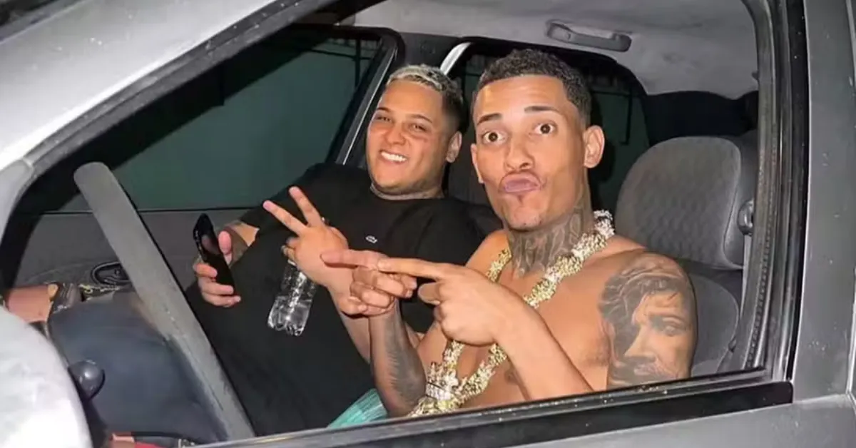 MC Ryan SP (camisa preta) e MC Poze do Rodo (sem camisa).