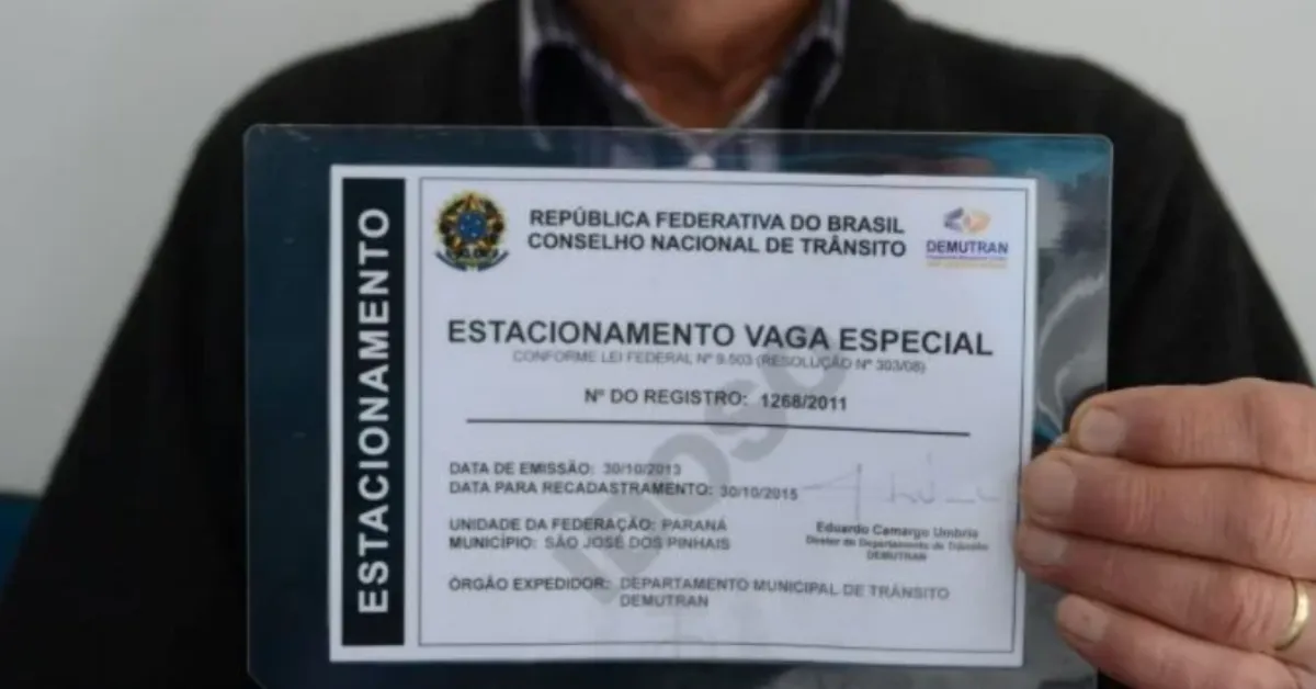 Credencial de estacionamento para idosos agora tem validade vitalícia, mas continua obrigatória para uso de vagas reservadas