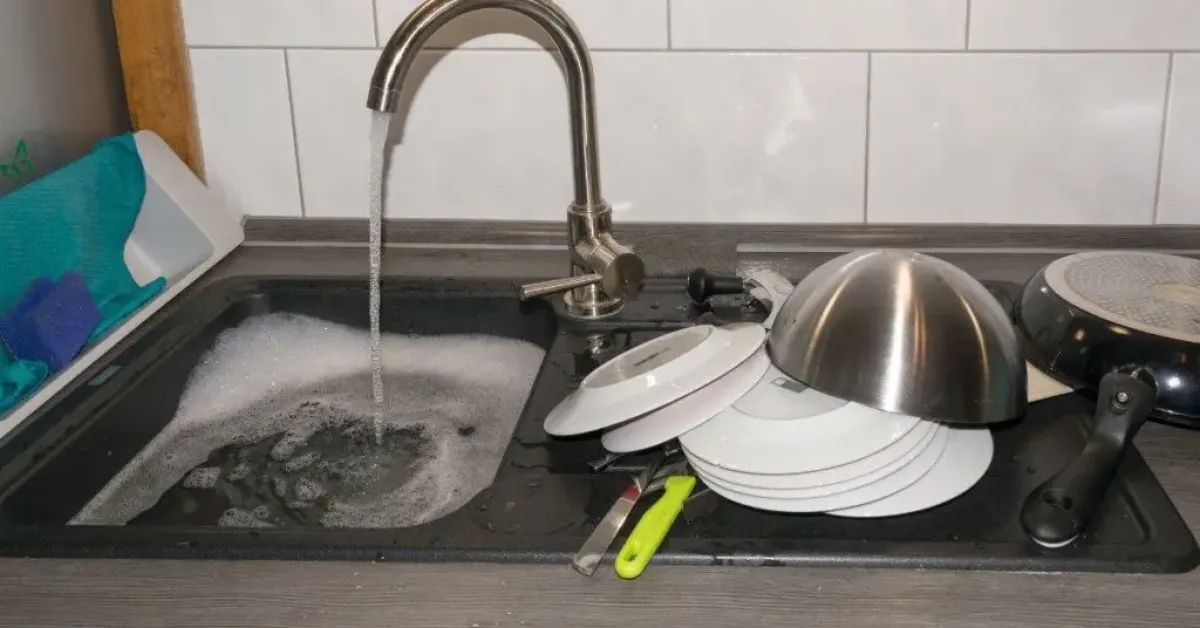 Métodos caseiros, como água fervente e bicarbonato, podem resolver entupimentos sem a necessidade de produtos químicos