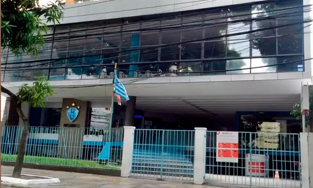 Análise detalhada das inconsistências no balanço financeiro do Paysandu, revelando divergências significativas e a falta de resposta do clube.