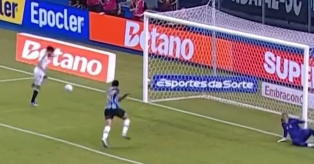 Imagem ilustrativa da notícia: Vídeo: Taliari perde gol inacreditável em Grêmio x Remo