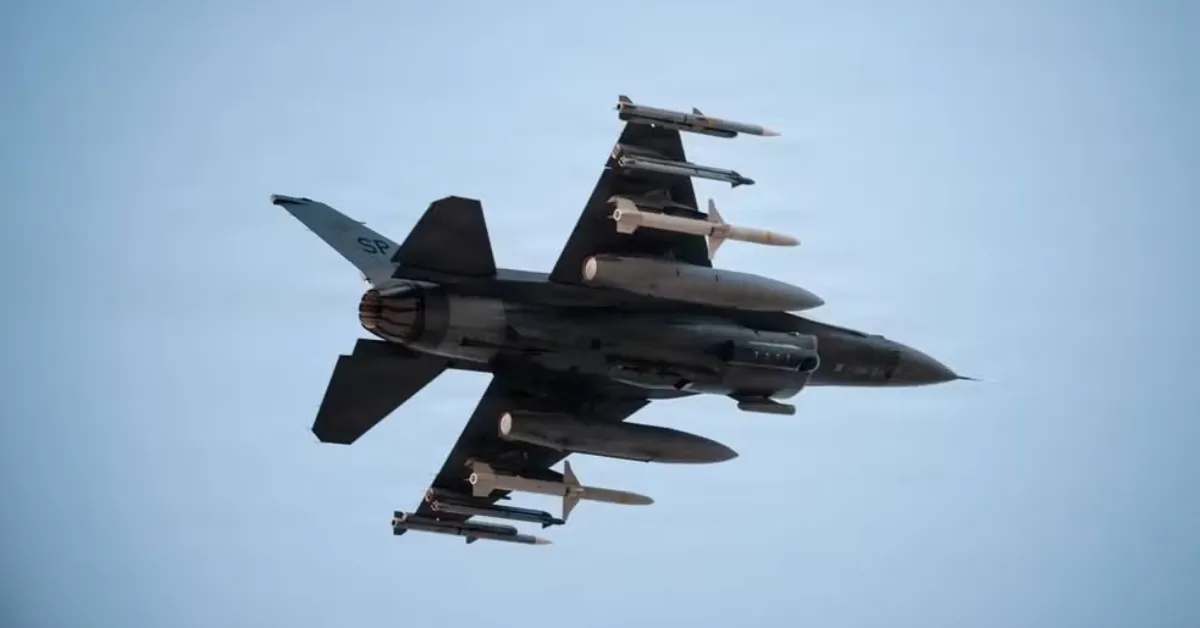 Jato F-16 da Força Aérea dos Estados Unidos decola no Oriente Médio em apoio às operações militares contra o Irã.