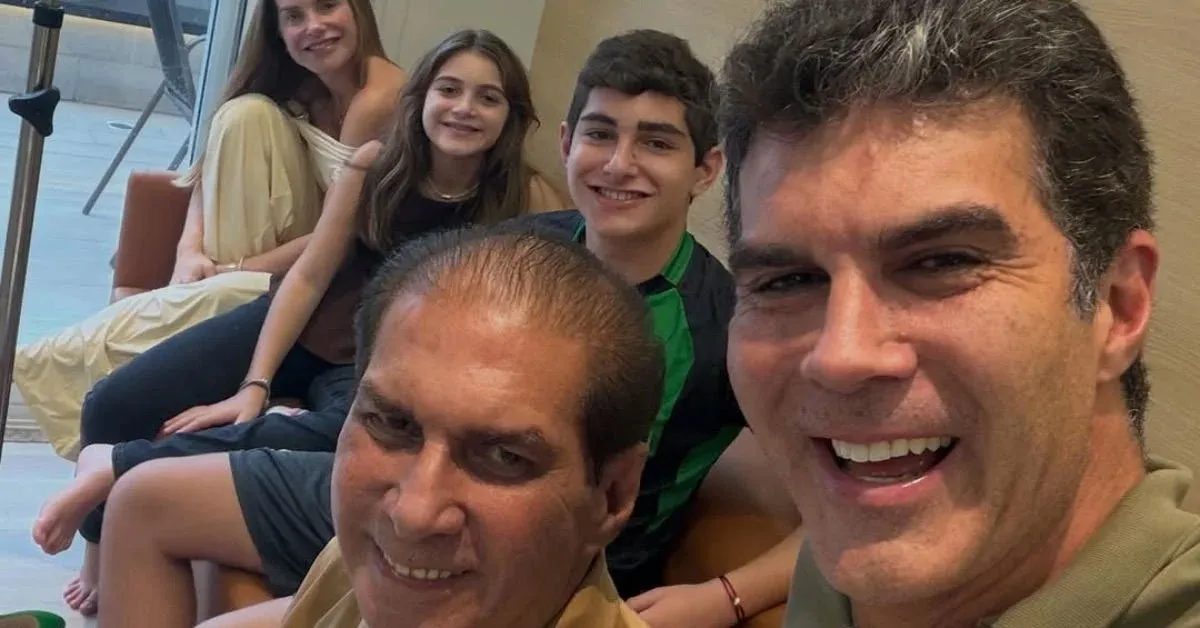 O governador do Pará, Helder Barbalho, filho do senador, utilizou as redes sociais para informar que o pai está se recuperando bem