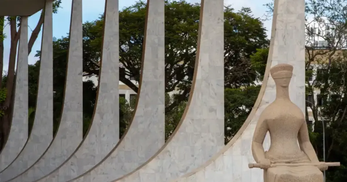 Sob investigação do STF e da Polícia Federal, servidores públicos são suspeitos de acessar e vazar ilegalmente dados fiscais de autoridades e familiares de ministros.