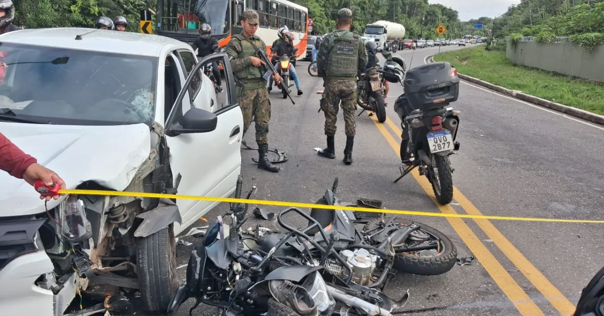 Carro e motocicleta ficaram parcialmente destruídos após colisão na Rodovia Arthur Bernardes; impacto mobilizou socorro e perícia.