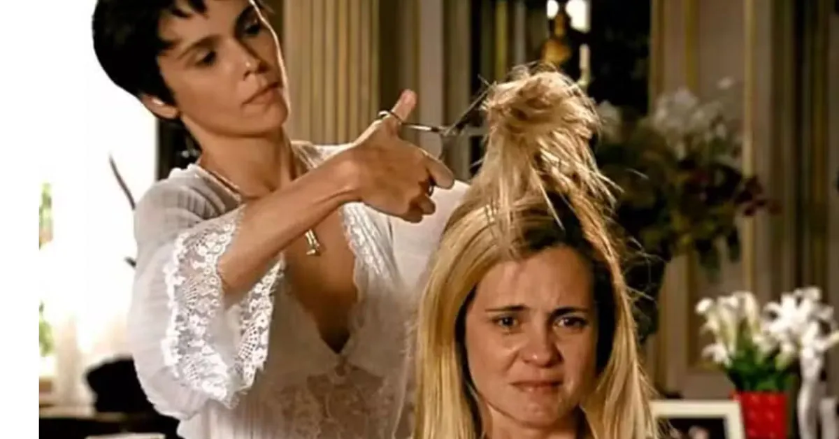 Adriana Esteves e Débora Falalabella como Carminha e Nina, em Avenida Brasil