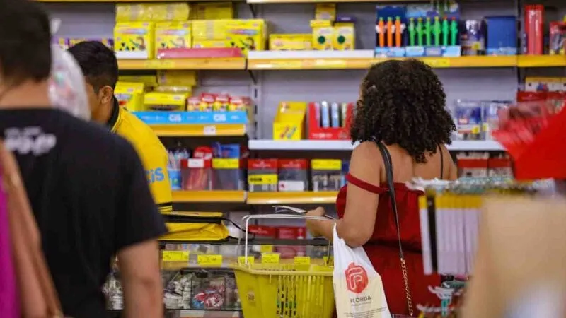 Com o início do período letivo, órgão reforça a fiscalização, proíbe cobrança de marcas específicas e disponibiliza lista de 48 itens vetados às instituições