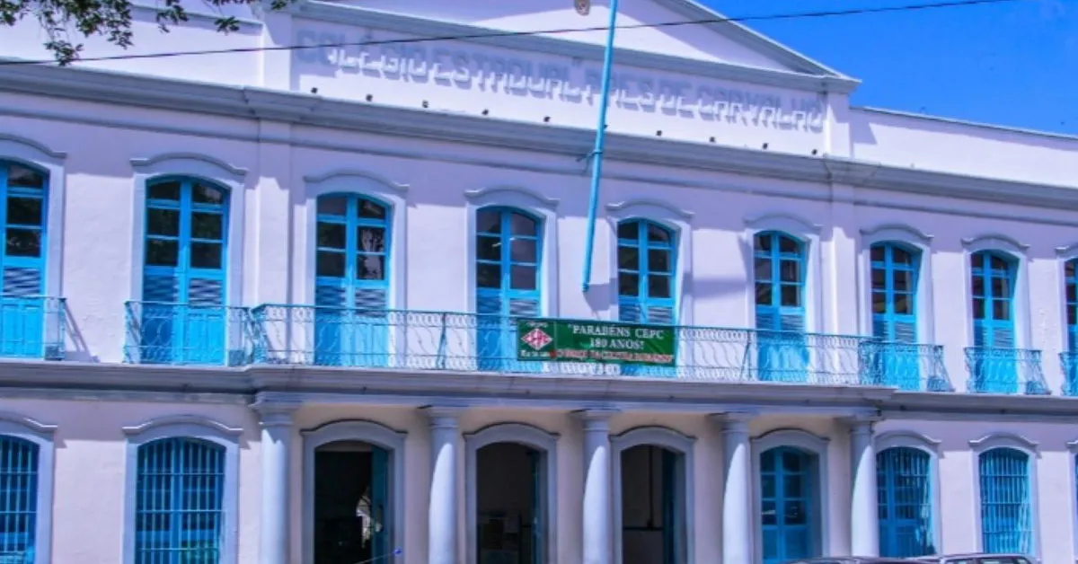 Alunos relataram insatisfação com a obrigatoriedade do uniforme feminino