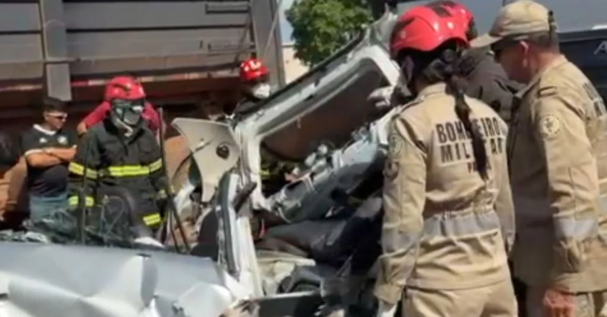 A colisão envolveu duas carretas e um carro de passeio