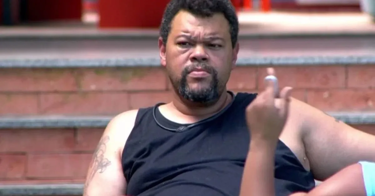 Internautas acusam ator de quebrar regrar por querer cavar expulsão