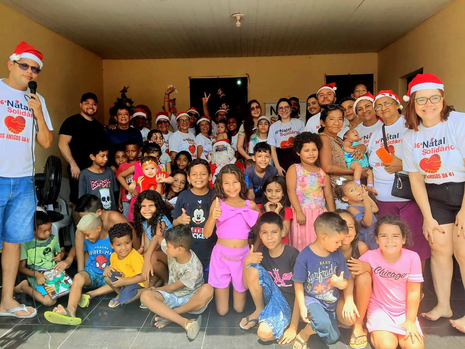 'Amigos da 41' entregam as doações durante uma grande festa solidária de Natal.