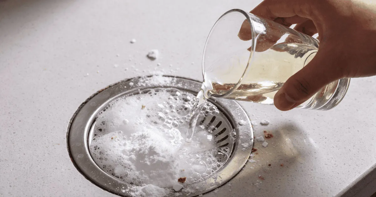 Essa dupla funciona porque une limpeza física com reação química