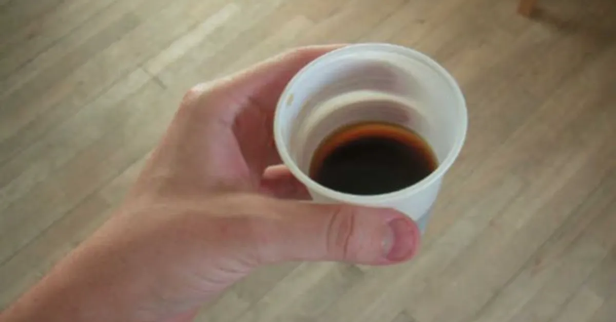 Café quente servido em copos descartáveis pode liberar microplásticos na bebida, segundo estudo.