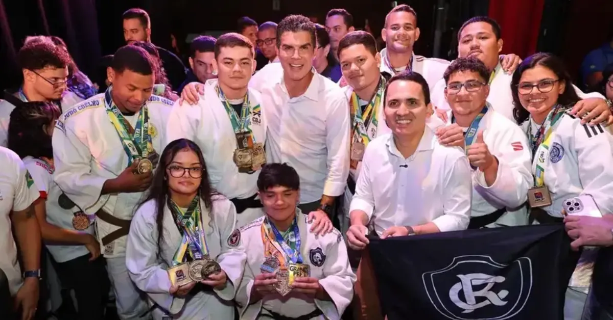 Governador Helder Barbalho e o secretário de Esporte e Lazer Cássio Andrade ao lado de atletas contemplados pelo programa Bolsa Talento.