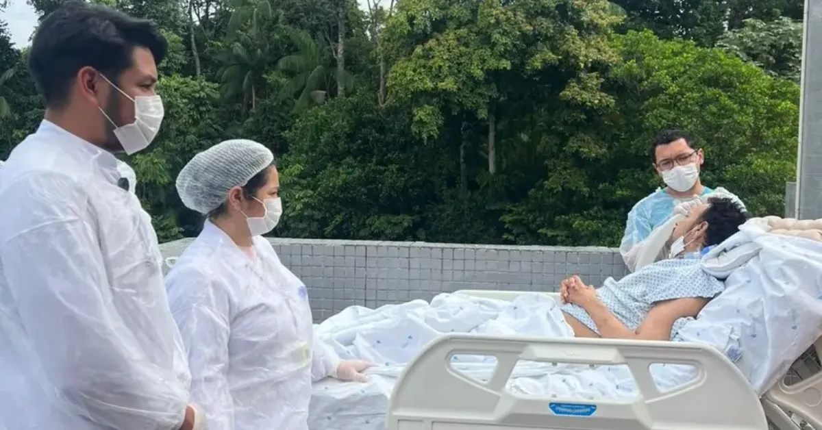 Acompanhado por equipe multiprofissional, paciente vivencia momento de bem-estar durante passeio terapêutico no Pronto-Socorro Estadual.