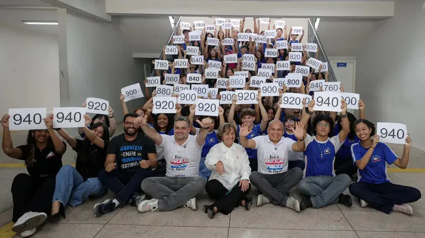 São mais de 20 alunos com notas acima de 900 e 81 alunos com nota acima de 700.