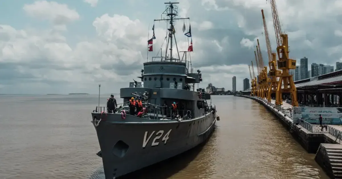 A Corveta Solimões, navio-museu da Marinha do Brasil, está aberta à visitação pública, unindo história naval, memória amazônica e curiosidades da vida a bordo.