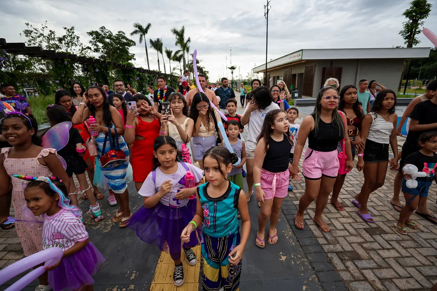 Crianças e adultos aproveitaram o feriado para passear e curtir o espaço. A programação iniciou com pintura facial, seguida da apresentação da banda Trem da Fantasia em um mini trio elétrico.