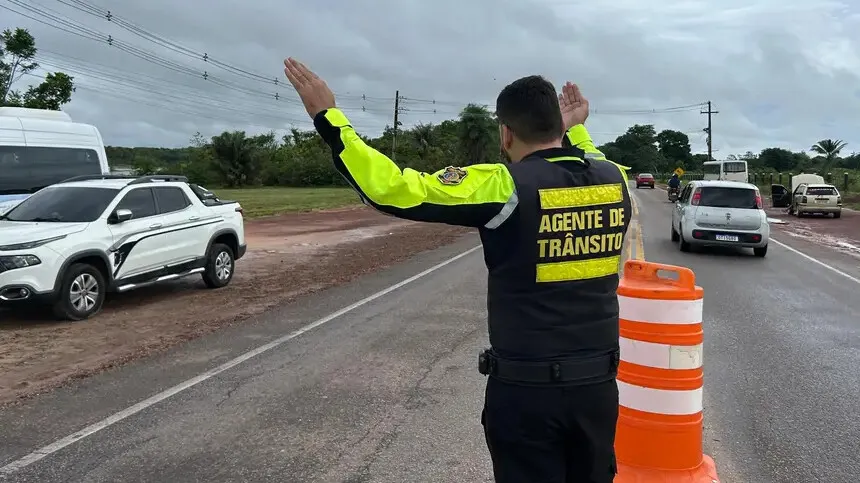 Em abordagens no pórtico de entrada, condutores são orientados sobre álcool e direção, uso do capacete e outros fatores de risco