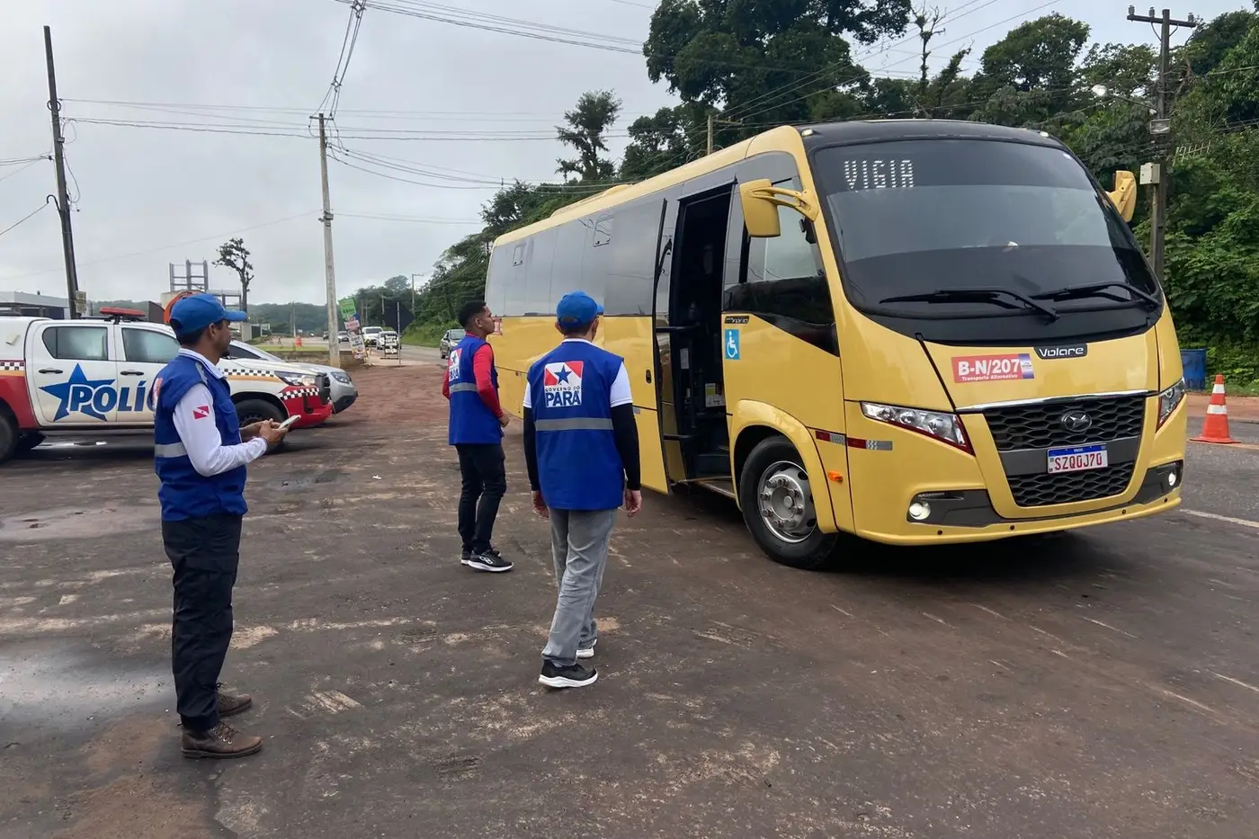 Equipe da Agência fiscaliza veículos para garantir a segurança dos passageiros.