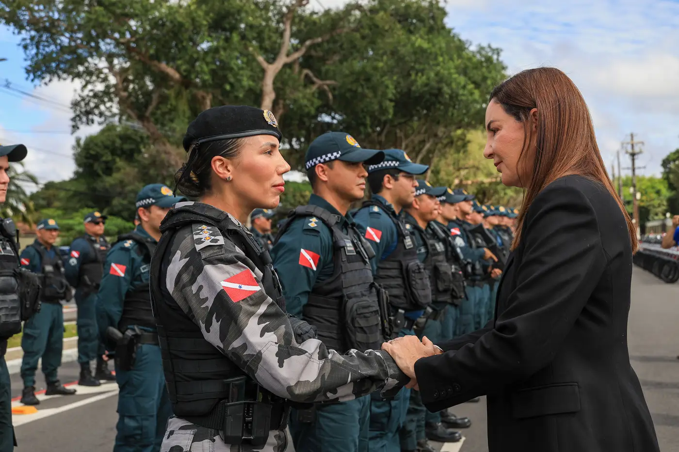 Governadora Hana cumprimenta policial que atuou na Operação ’Escudo Feminino’.