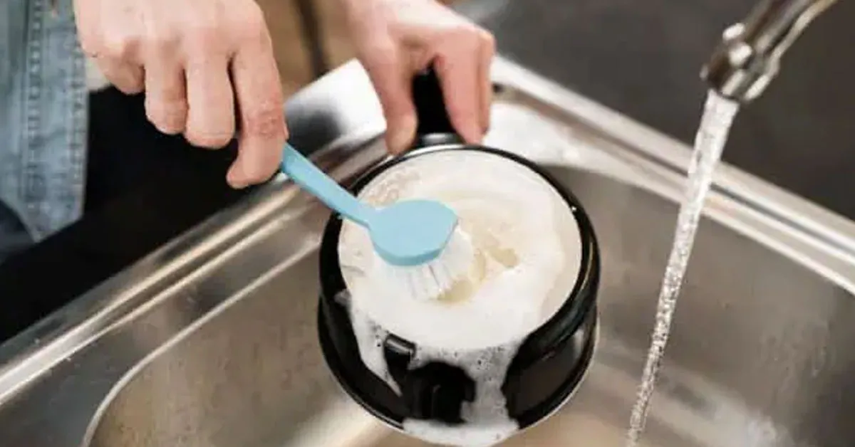 Técnica fácil e prática para evitar manchas e problemas com as panelas