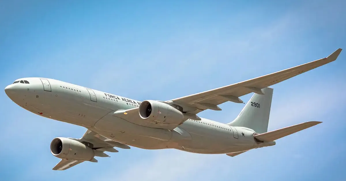 A comunicação entre pilotos e comissários segue protocolos bem definidos