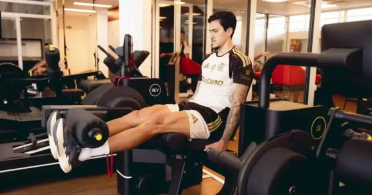 Pedro treina normalmente no CT e é liberado pelo departamento médico do Flamengo para viajar a Buenos Aires e reforçar o time na decisão da Recopa.