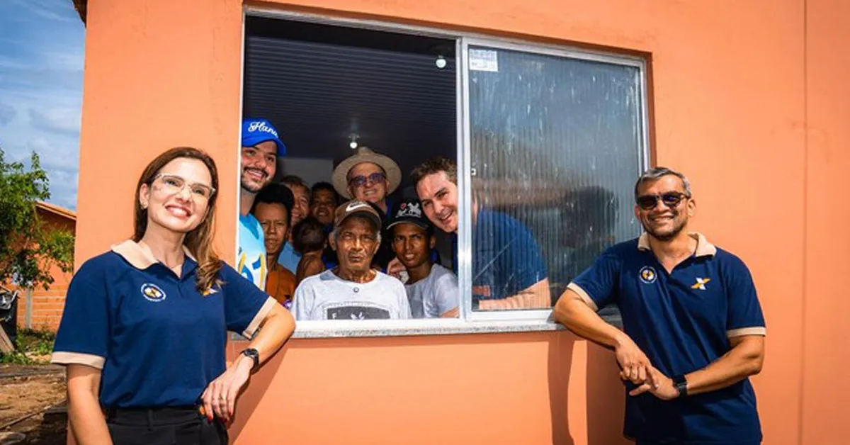 O ministro Jader Filho, o prefeito de Paragominas, Sidney Rosa, os deputados estaduais Thiago Araújo e Iran Lima, e os superintendentes da Caixa no Pará, Fátima Linhares e Sandro Machado, posam com a família do beneficiário Miguel Abel