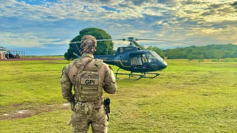 Foi necessário o uso de transporte aéreo devido à dificuldade de acesso às áreas fiscalizadas.