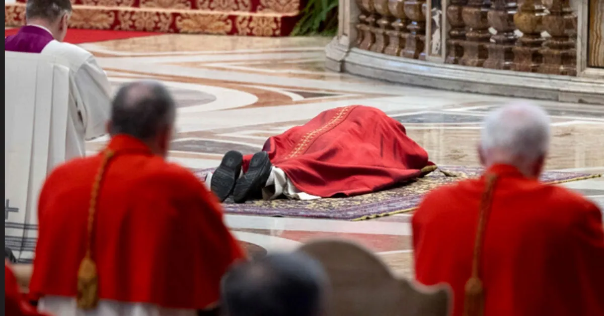 Leão XIV se prostou diante do Altar da Confissão para rezar