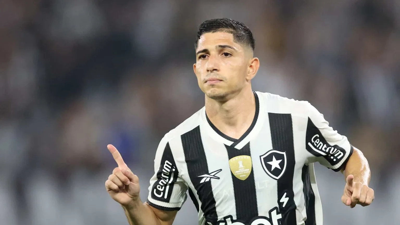 Camisa 10 do Botafogo está no  país onde nasceu passando as férias.