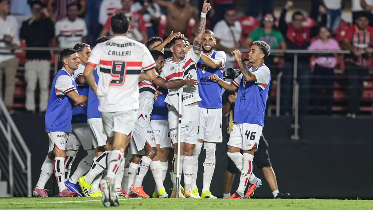 Luciano marcou um dos gols do São Paulo na vitória de 2x0 sobre o Santos.