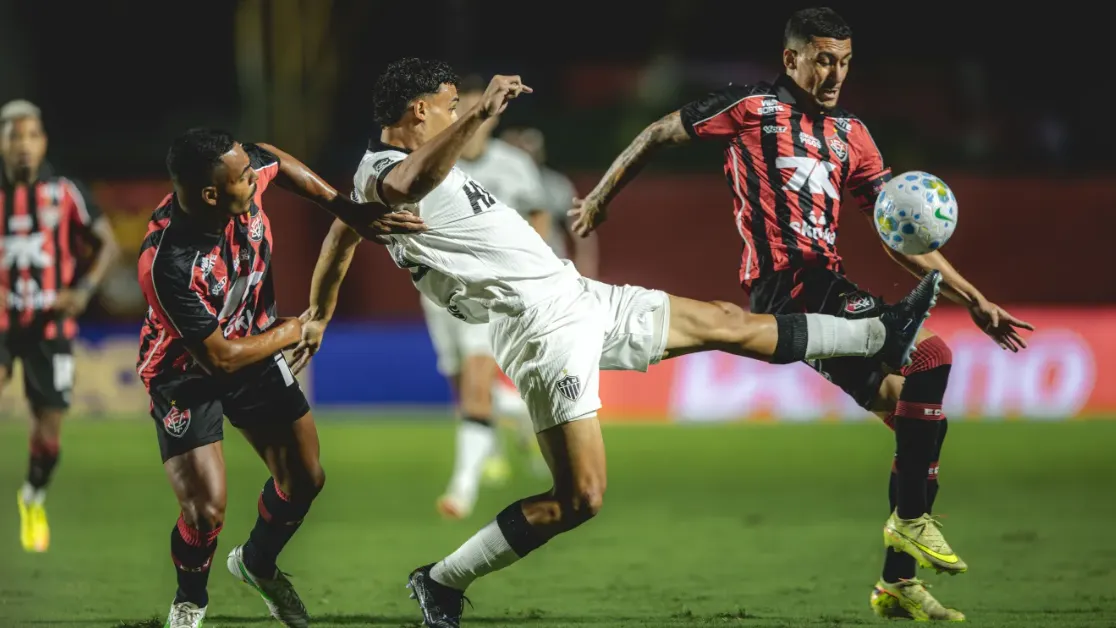 Em noite de homenagem a Wagner Moura, Vitória vence o Atlético-MG no Barradão e sobe na tabela da Série A.