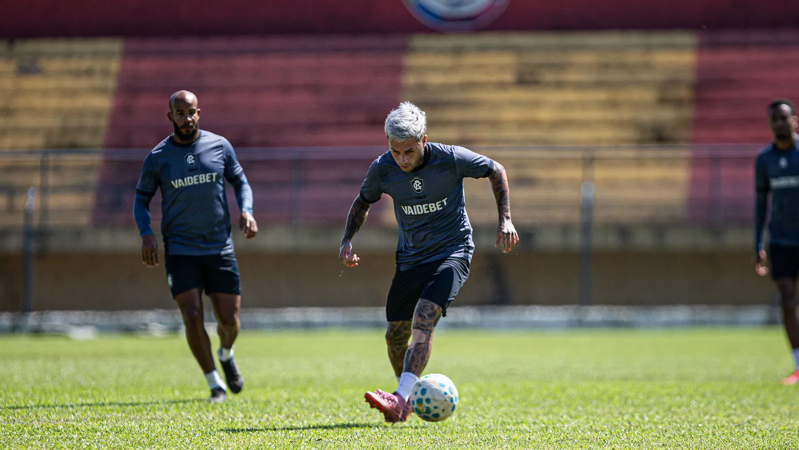 Leão sabe que precisa começar a somar pontos, mesmo longe de casa, para deixar a incômoda última colocação.