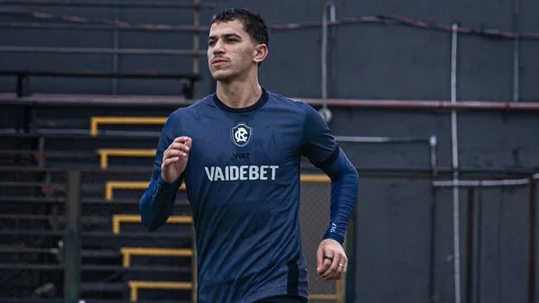 Vitor Bueno iniciou a transição física antes de retornar aos gramados