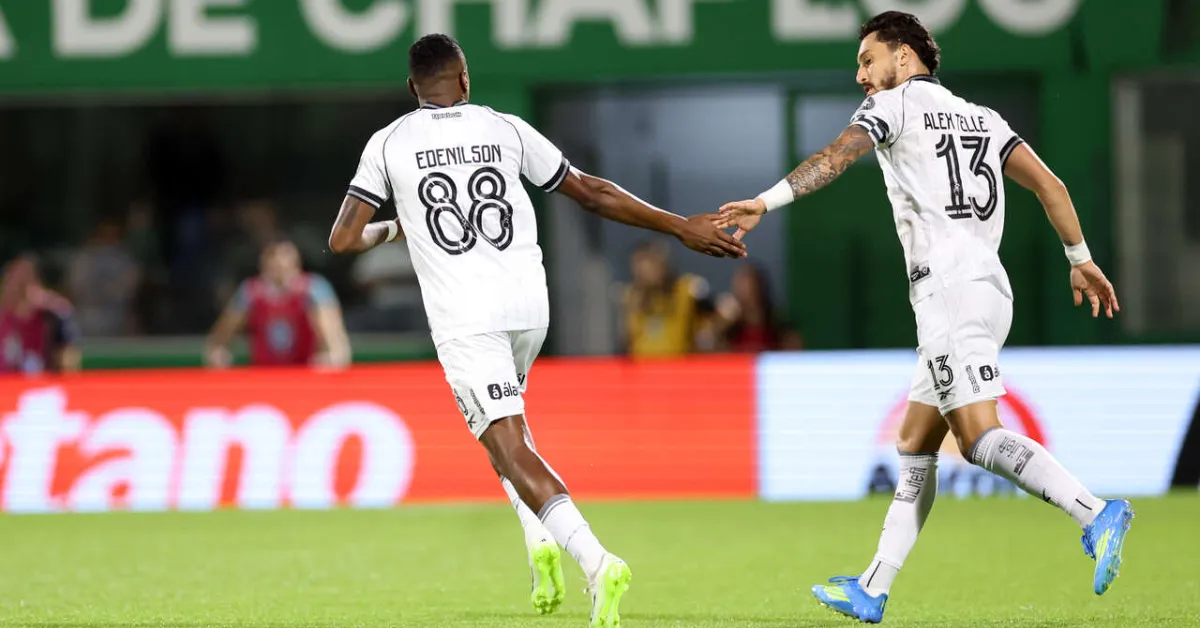Edenílson e Alex Telles comemoram gol do Botafogo durante a goleada sobre a Chapecoense na Arena Condá.