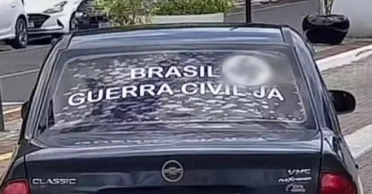 Carro adesivado com uma suástica foi flagrado circulando em Araranguá; proprietário foi preso