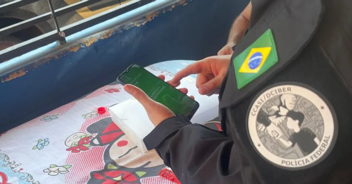 Durante as diligências da operação, um homem foi preso em flagrante por armazenar, em um aparelho celular, material contendo abuso sexual contra crianças e adolescentes.