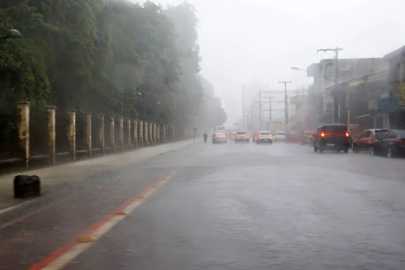 Durante 28h, choveu quase metade do previsto para o mês de abril em Belém.