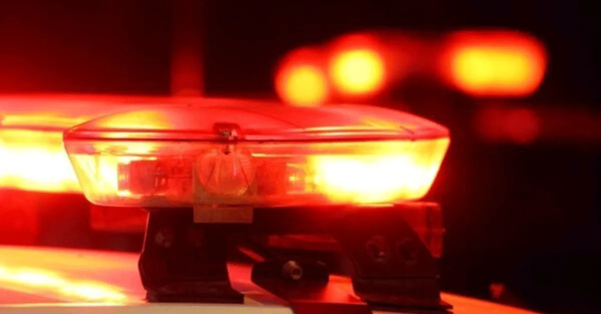 Por motivos ainda desconhecidos, a vítima perdeu o controle do veículo e colidiu violentamente contra um poste