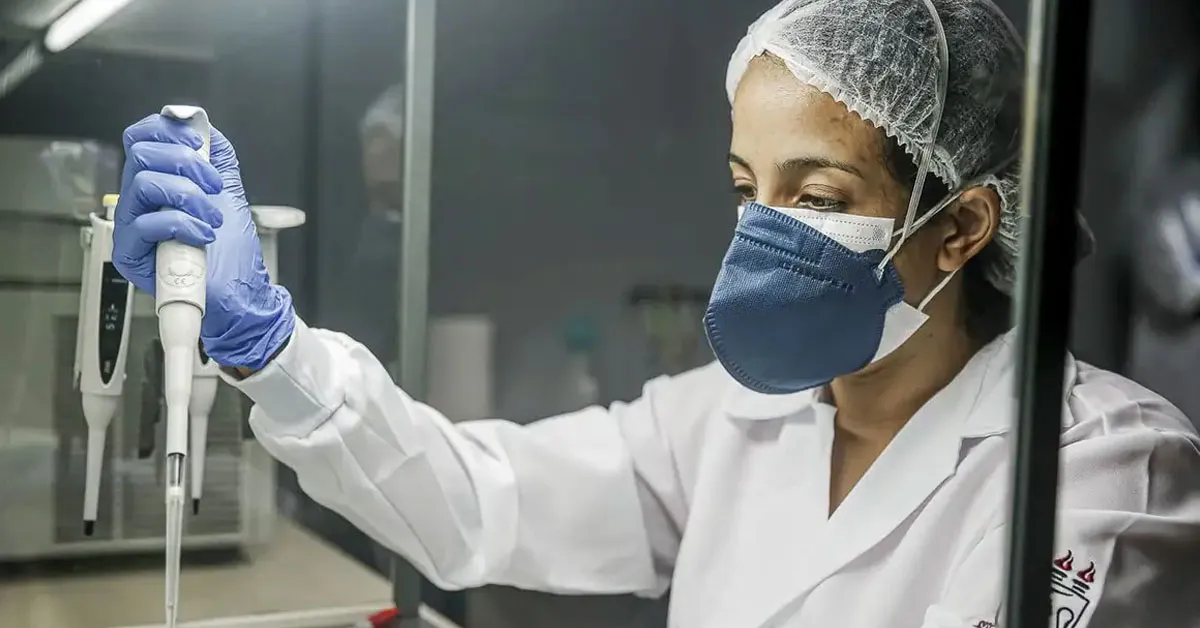 Entenda o vírus Nipah: alta letalidade, baixa transmissão e a importância da vigilância epidemiológica para evitar surtos e desinformação.