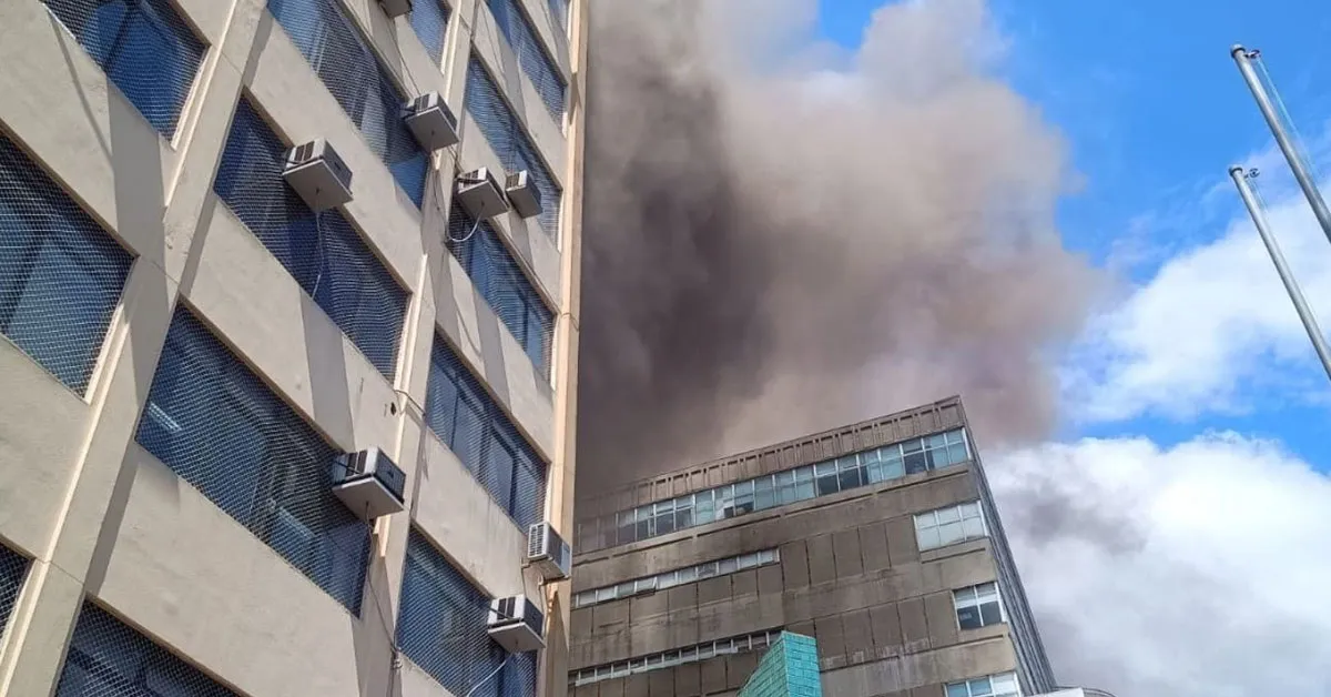 Bombeiros atuam em incêndio que atingiu prédio do Incor, em São Paulo