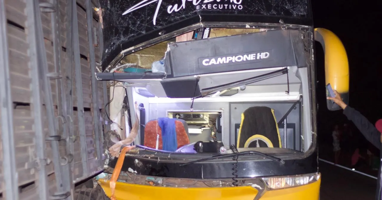 Ônibus bateu em um caminhão parado na beira da estrada e sem sinalização