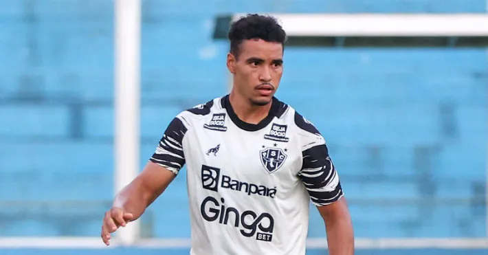 Volante cobra rescisão imediata, mas segue vinculado ao clube sem poder assinar com outro time