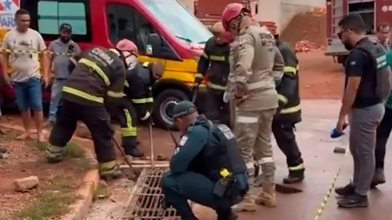 A situação, marcada pela possibilidade de uma tragédia devido às chuvas, mobilizou moradores, o Corpo de Bombeiros e a Polícia Militar