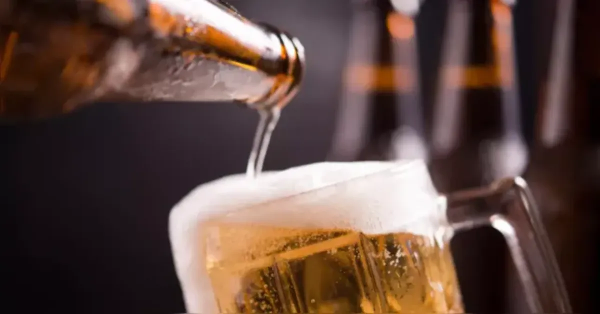 Cuidados com a saúde no Carnaval: evite excessos de álcool e energéticos, mantenha-se hidratado e siga seu tratamento médico para proteger rins e coração.