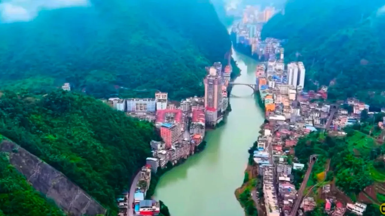 Vista aérea de Yanjin mostra o contraste entre a densa malha urbana e os imponentes penhascos da província de Yunnan.