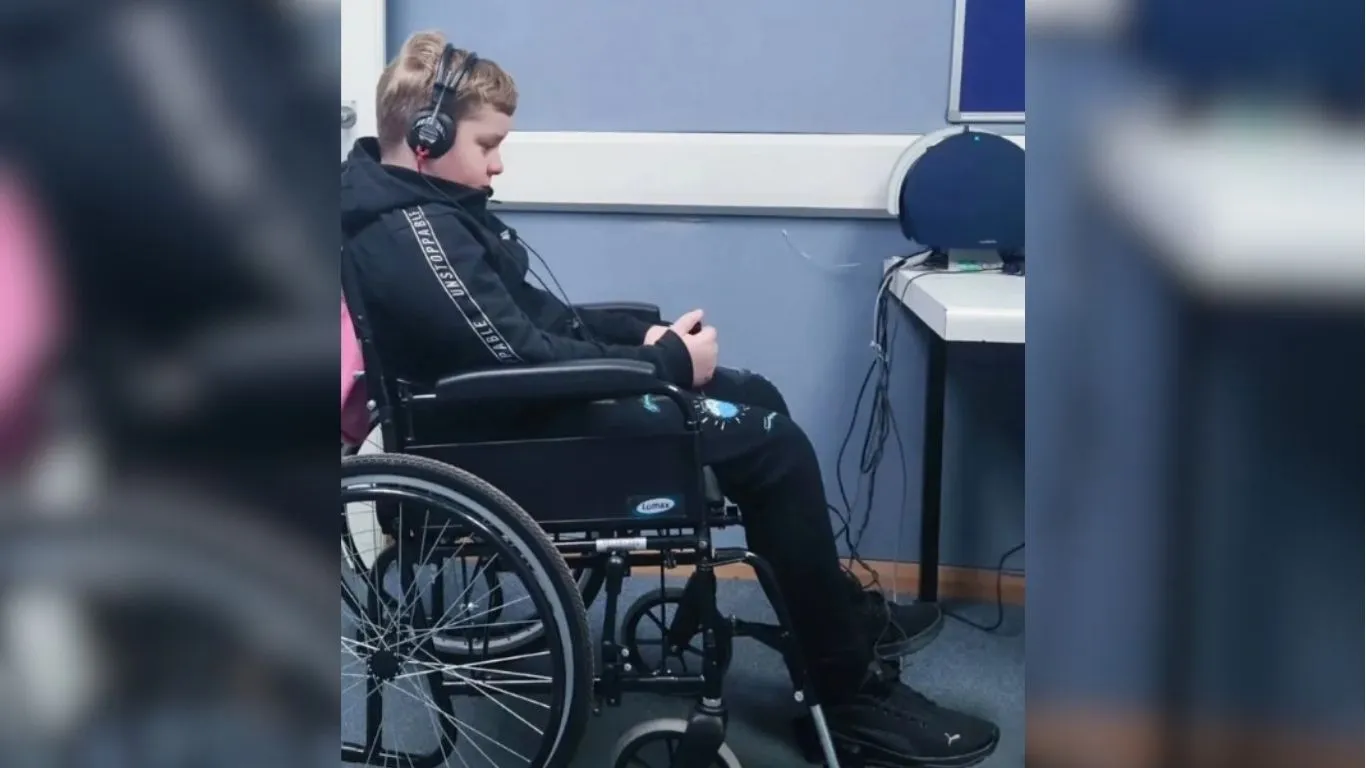 Franki Purdy em processo de fisioterapia; após sofrer um AVC causado pela meningite, o menino luta para recuperar a mobilidade e a independência.